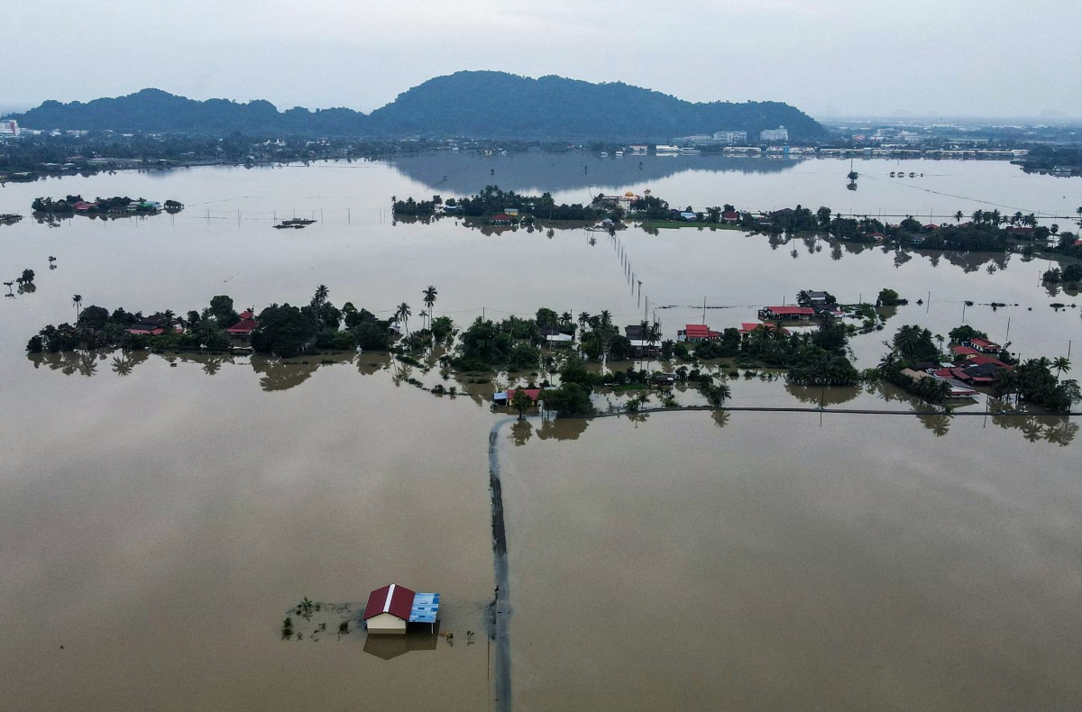 Indonesia, Thailand race to find missing as flooding toll tops 600